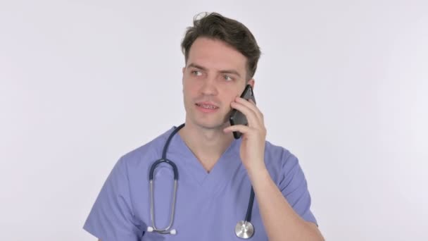 Man Doctor Mówienie Przez Telefon Białym Tle — Wideo stockowe