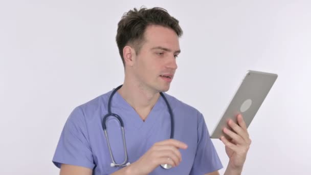Videollamada Tableta Por Doctor Del Hombre Fondo Blanco — Vídeos de Stock