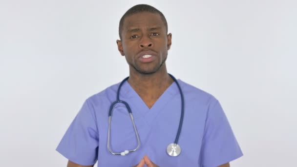 男性アフリカ人医師オンラインビデオ通話上の白い背景 — ストック動画