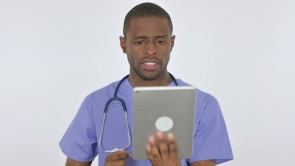 男性によるタブレットでのビデオ通話アフリカ人医師による白い背景 — ストック動画