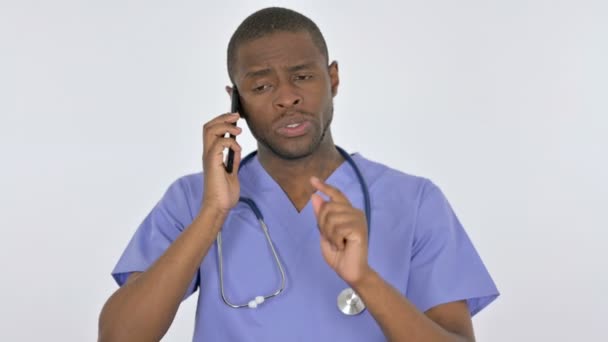 Manlig Afrikansk Doktor Talar Telefon Vit Bakgrund — Stockvideo
