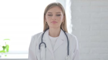 Kadın Doktor 'un Kafasını Sallayan Portresi Evet İşareti, Onaylama