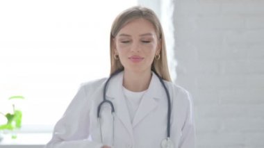 Bayan Doktor 'un Portresi. Bana işaret ver.