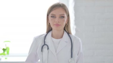 Kadın Doktorun Portresi Başparmakları Aşağı Gösteriyor