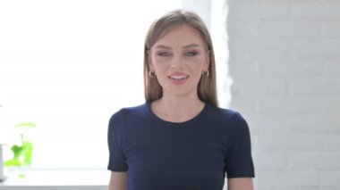 El sallayan genç kadın portresi, hoş geldiniz.