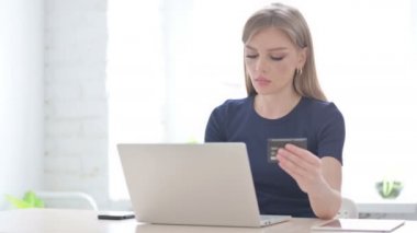 Bilgisayarda Çevrimiçi Ödeme Başarısızlığı Olan Genç Kadın