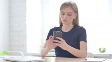 Başarılı Genç Kadın Akıllı Telefonla Kutlama