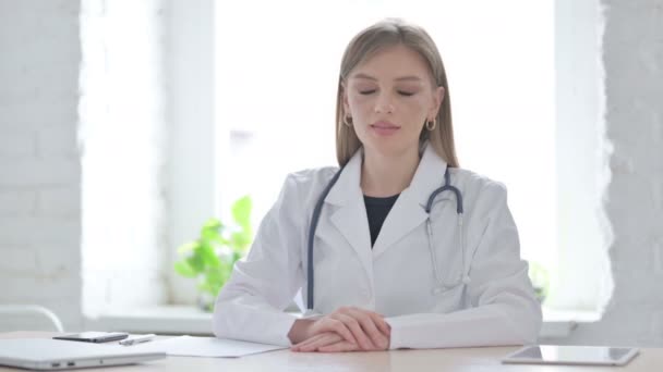 Γυναίκα Γιατρός Κουνώντας Κεφάλι Στην Αποδοχή Στην Κλινική — Αρχείο Βίντεο