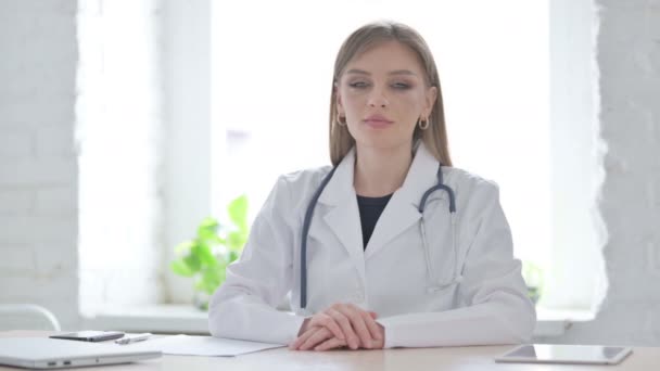 Kvinnlig Läkare Visar Tummen Upp Medan Sitter Kliniken — Stockvideo