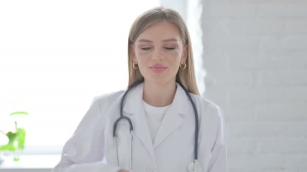 Portrait Female Doctor Showing Call Sign — Vídeo de Stock