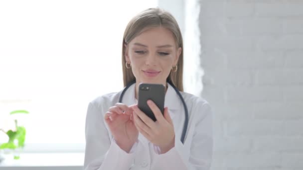 Retrato Doctora Usando Smartphone — Vídeo de stock