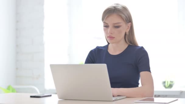 Ung Kvinna Pekar Kameran När Använder Laptop — Stockvideo