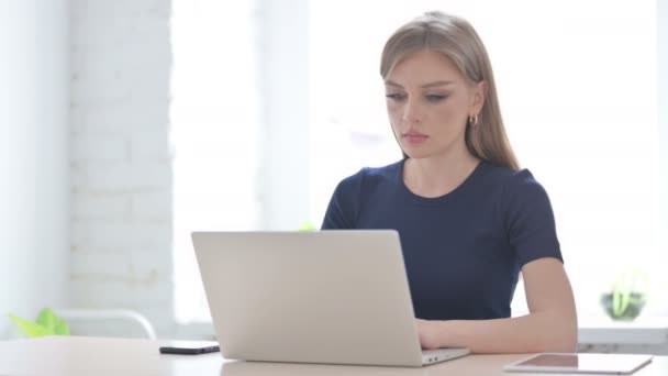 Ung Kvinna Lämnar Kontoret Efter Stängning Laptop — Stockvideo