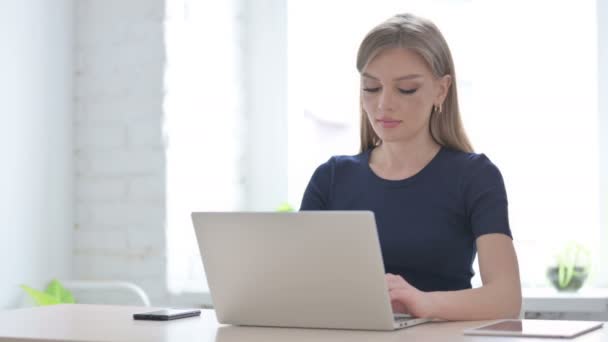 Ung Kvinna Som Arbetar Laptop Office — Stockvideo
