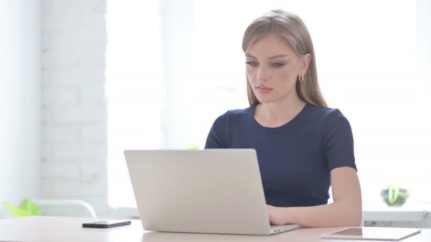 Ung Kvinna Visar Tummen Upp Medan Använder Laptop — Stockvideo