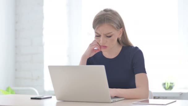 Zły Młoda Kobieta Pracuje Laptopie Biurze — Wideo stockowe