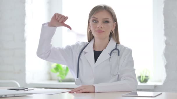Kvinnlig Läkare Visar Tummen Ner Medan Sitter Kliniken — Stockvideo