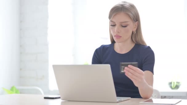 Junge Frau Scheitert Mit Online Bezahlung Laptop — Stockvideo