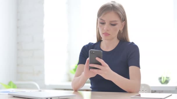 Mujer Joven Molesta Reaccionando Pérdida Teléfono Inteligente — Vídeos de Stock