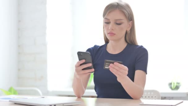 Mujer Joven Haciendo Pago Línea Con Éxito Teléfono Inteligente — Vídeos de Stock