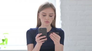 Smartphone 'da Çevrimiçi Ödeme Yapan Genç Kadın Portresi, 