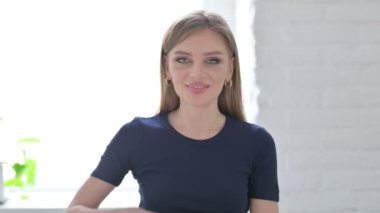 Genç Kadın Portresi Başparmakları Yukarı Gösteriyor 