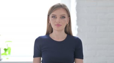 Kameraya Gülümseyen Genç Kadın Portresi 