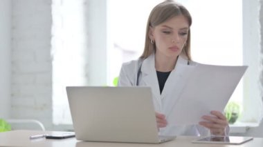 Klinikte Evrak İşi Yapan Kadın Doktor