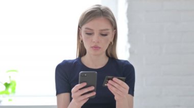 Smartphone 'da Çevrimiçi Ödeme Yapılamayan Genç Kadın Portresi