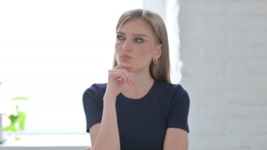 Yeni Bir Plan Düşünen Düşünen Genç Kadın Portresi