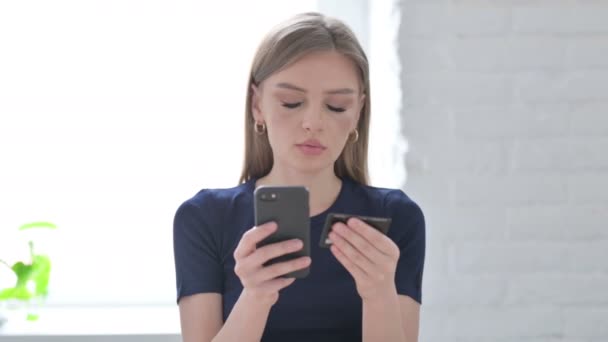 Portrait Jeune Femme Effectuant Paiement Ligne Sur Smartphone — Video