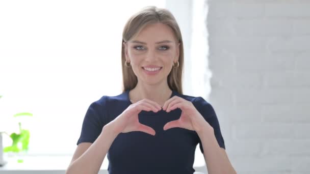 Kochająca Młoda Kobieta Pokazuje Kształt Serca Przez Ręce — Wideo stockowe