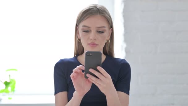 Portrait Jeune Femme Célébrant Sur Smartphone — Video