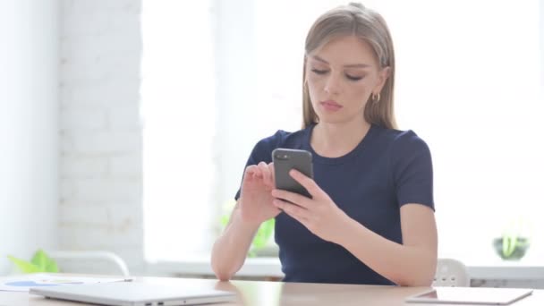 Mujer Joven Usando Smartphone Oficina — Vídeos de Stock