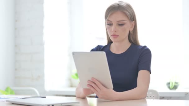 Mulher Jovem Usando Tablet Enquanto Está Sentado Escritório — Vídeo de Stock