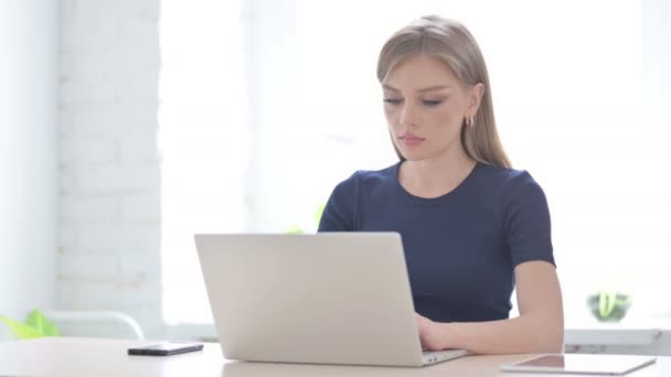 Jovem Mulher Mostrando Polegares Para Baixo Usar Laptop — Vídeo de Stock