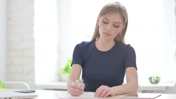 Ung Kvinna Skriver Papper Office — Stockvideo