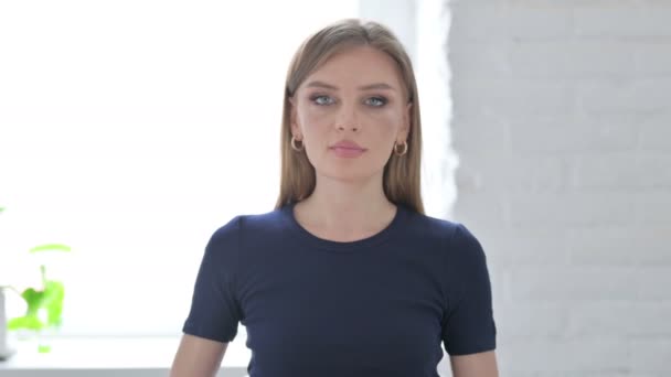 Portret Van Een Jonge Vrouw Die Naar Camera Wijst Uitnodigt — Stockvideo
