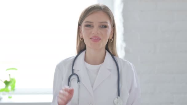 Porträtt Kvinnlig Doktor Talar Nätet Video Call — Stockvideo