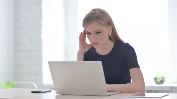 Νεαρή Γυναίκα Που Έχει Πονοκέφαλο Ενώ Εργάζεται Φορητό Υπολογιστή — Αρχείο Βίντεο