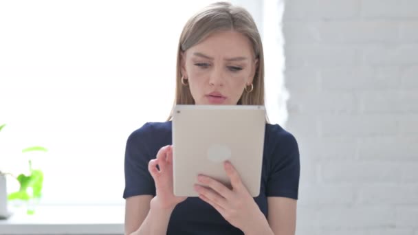 Portrait Jeune Femme Ayant Une Perte Sur Tablette Bureau — Video