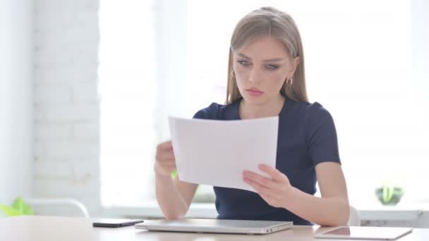 Jonge Vrouw Viert Succes Tijdens Het Lezen Van Documenten Office — Stockvideo