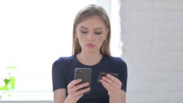 Smartphone Çevrimiçi Ödeme Yapılamayan Genç Kadın Portresi — Stok video