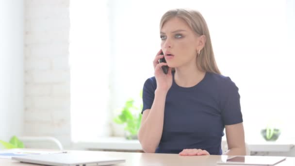 Mujer Joven Disgustada Hablando Enojado Teléfono Inteligente — Vídeos de Stock