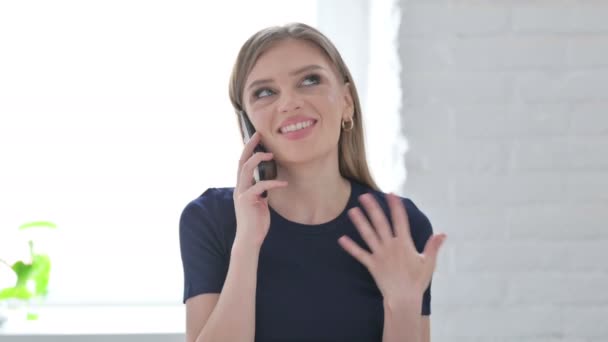Mladá Žena Mluví Telefonu Diskutuje Práci — Stock video
