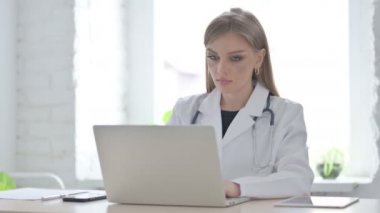 Klinikte Dizüstü bilgisayarda çalışan kadın doktor