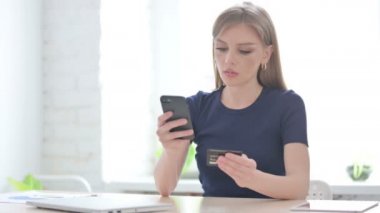 Genç Kadın Smartphone 'da Çevrimiçi Ödeme Yapamadı