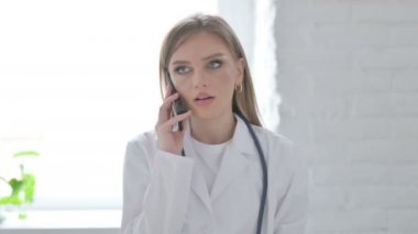 Telefondaki Konuşan Kadın Doktor Portresi