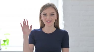 Çevrimiçi Video Konuşan Genç Kadın Portresi
