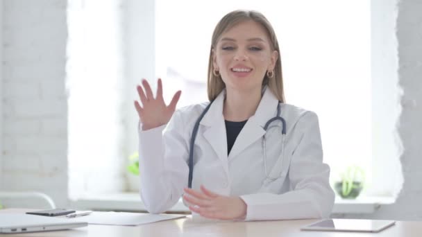 Kvinnlig Läkare Talar Videosamtal Medan Sitter Kliniken — Stockvideo